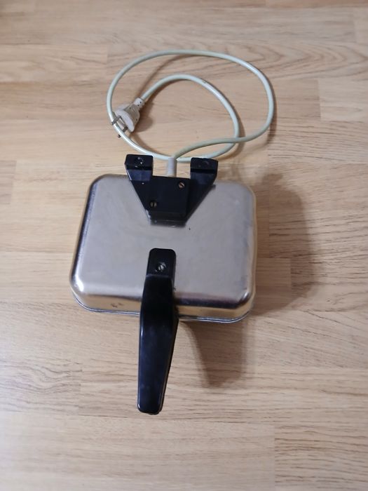 Продам електровафельницу