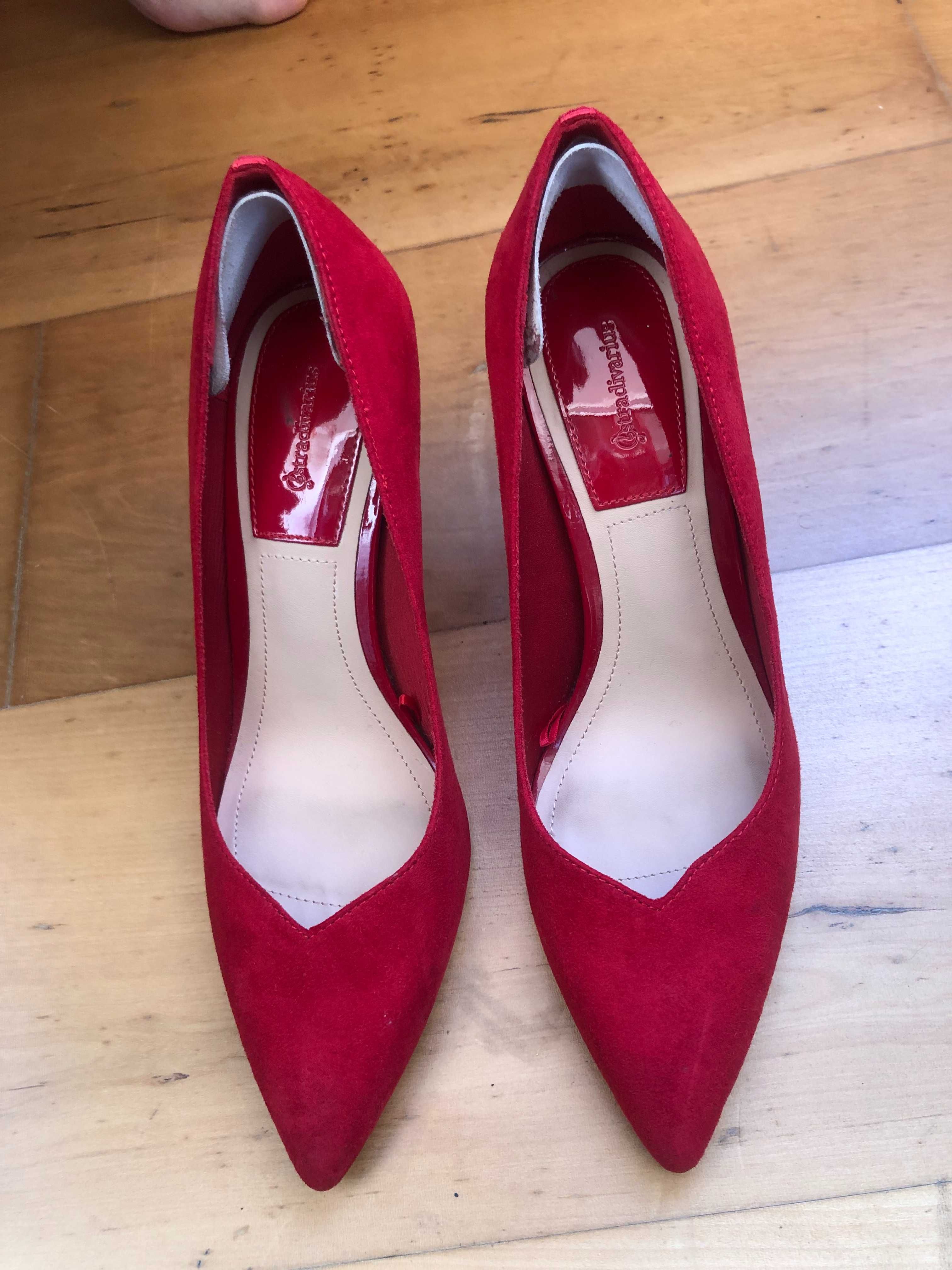 sapatos vermelhos stiletto