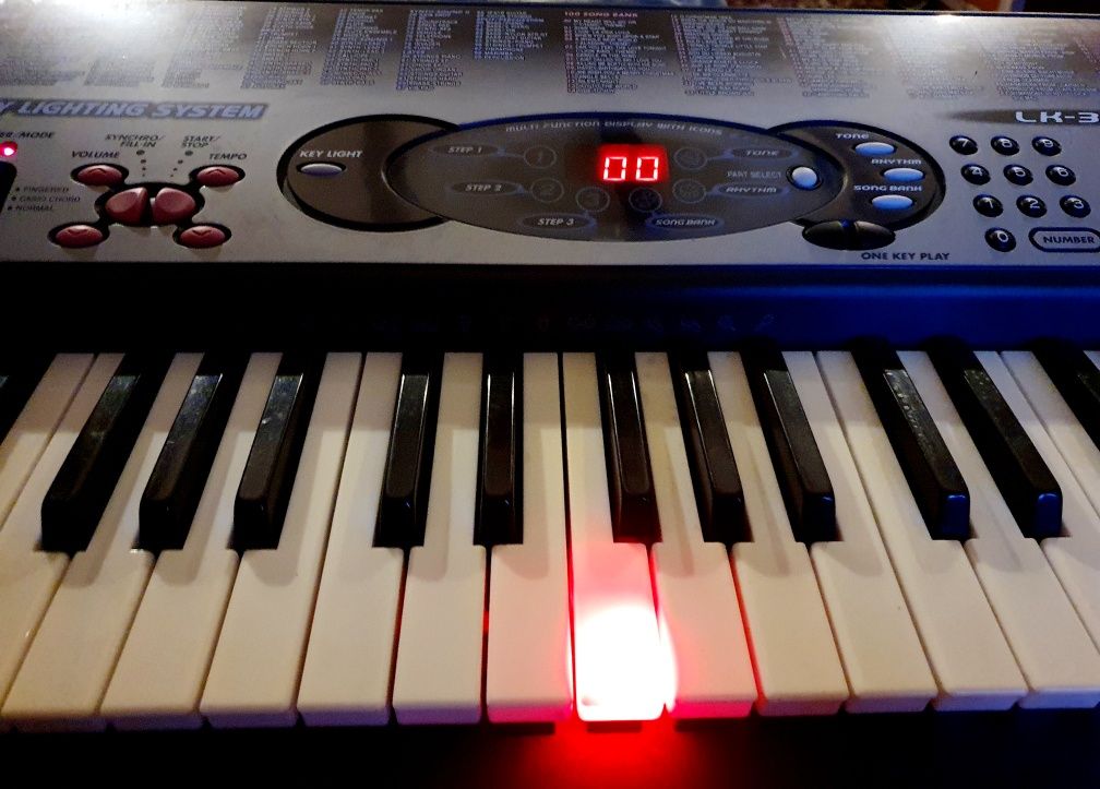 Keyboard Casio z podświetlanymi klawiszami do nauki