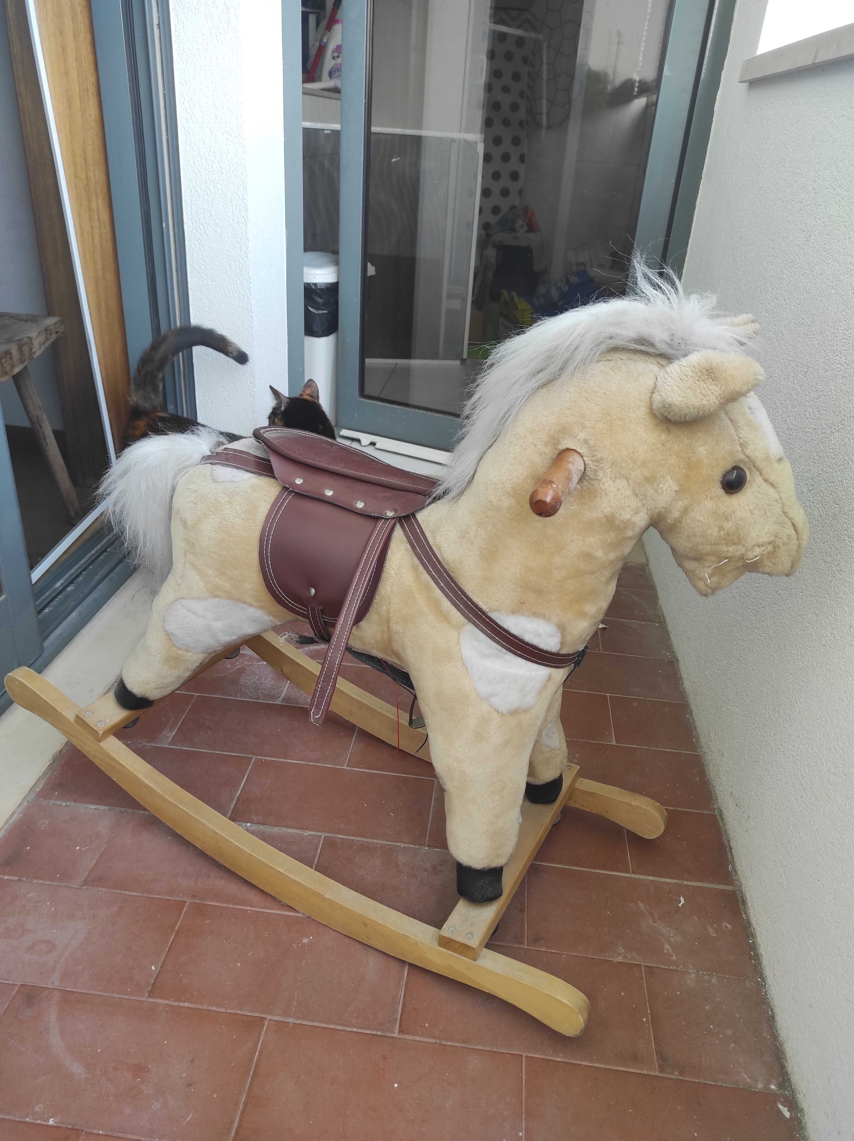 Cavalo baloiço, de madeira com sela