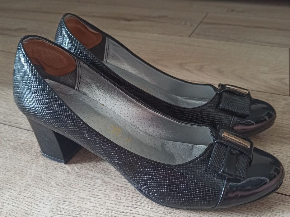 Buty damskie/ Czółenka lakierowane, r. 40