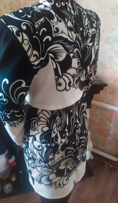 Жіночий піджак та сукня у візерунок