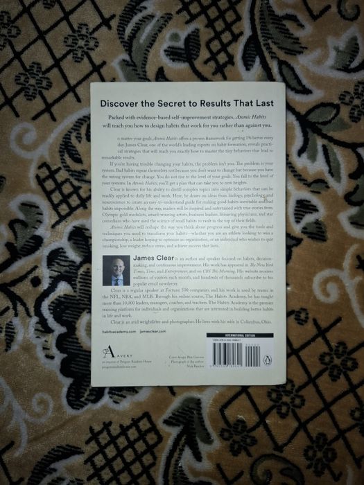 Книга "Atomic Habits" James Clear (Англійською / In English)