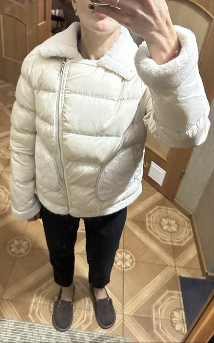 Куртка красивого молочного кольору