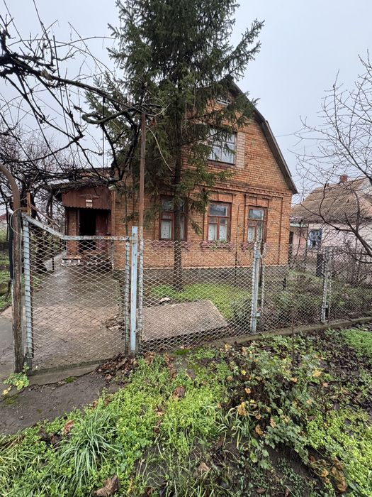 Продаєтся будинок в центрально-міському районі .