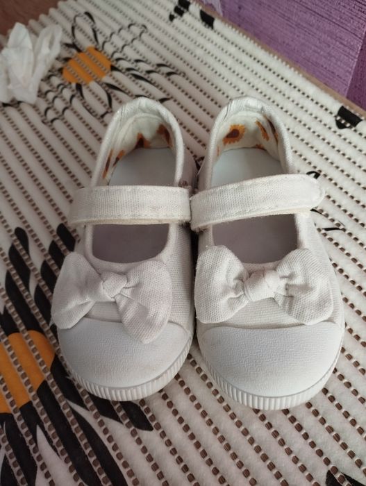 Взуття , тапочки .