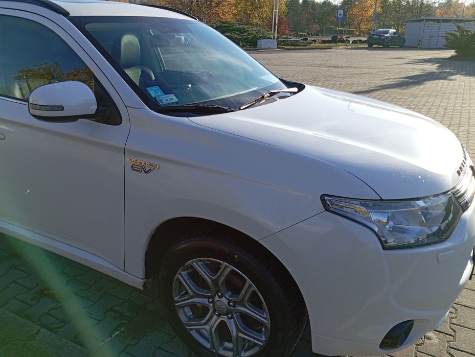 Mitsubishi outlander bezwypadkowa hybryda plug in 2,4+lpg hak