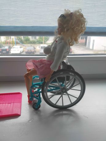 Инвалидная кресло коляска для куклы Барби.