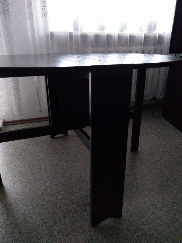 Drewniany czarny stół.