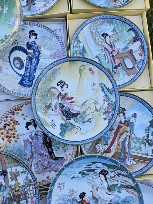 Колекційні тарілки «Красуні Червоної садиби».