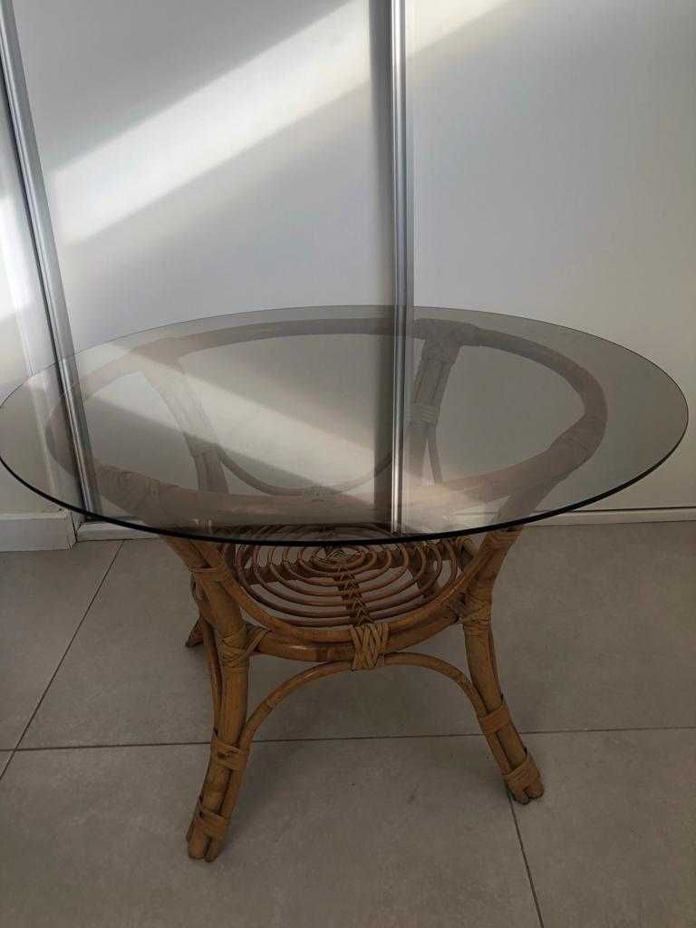 mesa de vidro e rattan natural