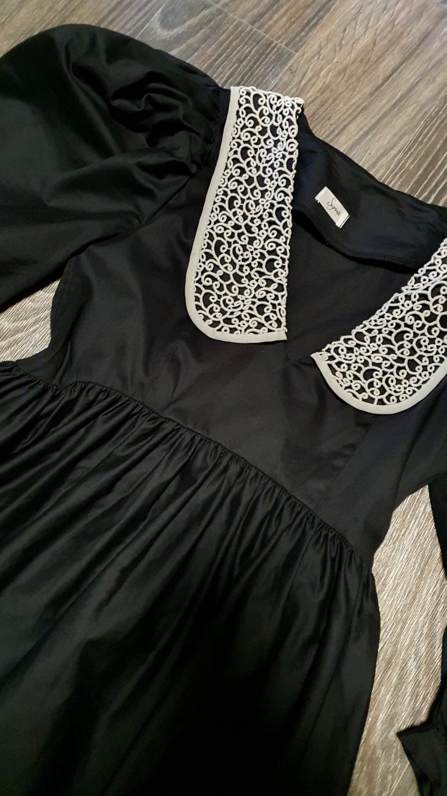 Платье чорное с белым  воротником с французского кружева