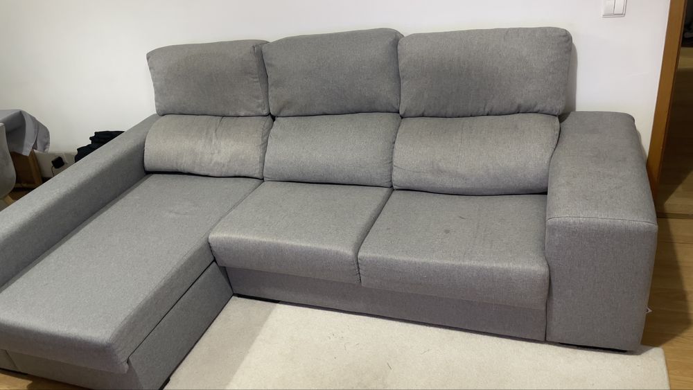 Sofá com chaise e arrumação