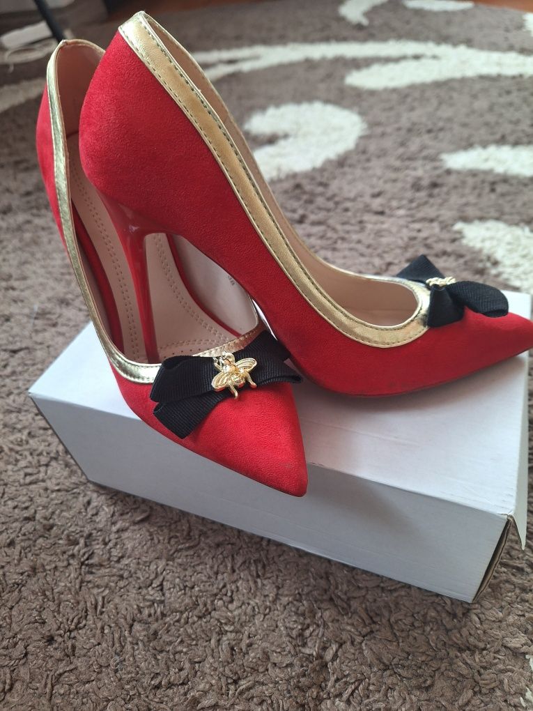 Жіночі туфлі червоні