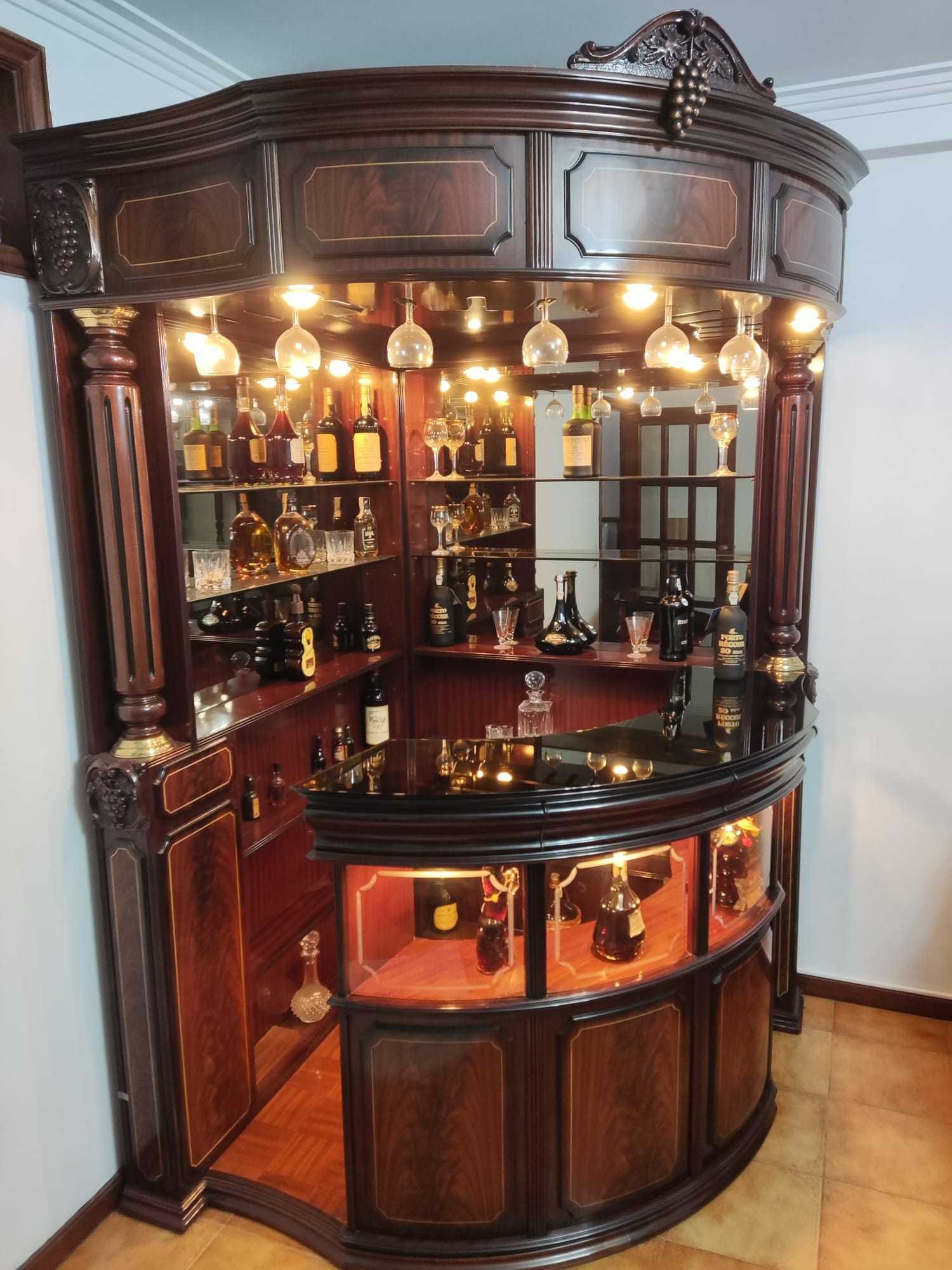 Bar de sala em madeira