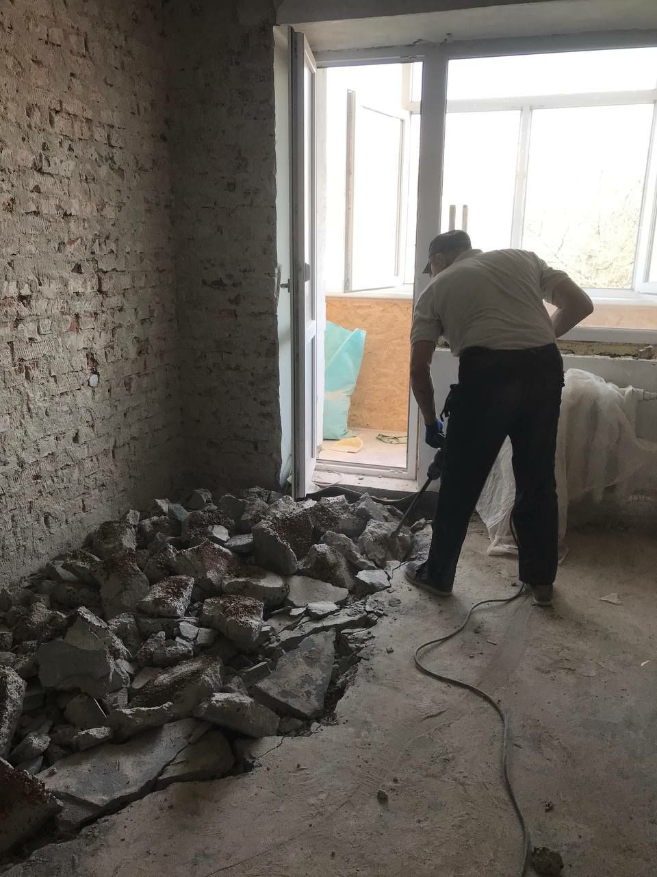 Демонтаж стяжки, бетону, стін, підлоги. Вивіз будівельного сміття