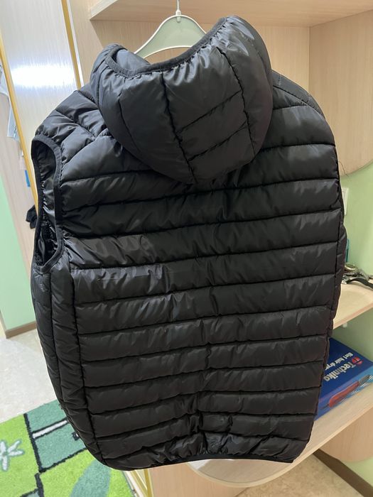 Нова безрукавка чорна