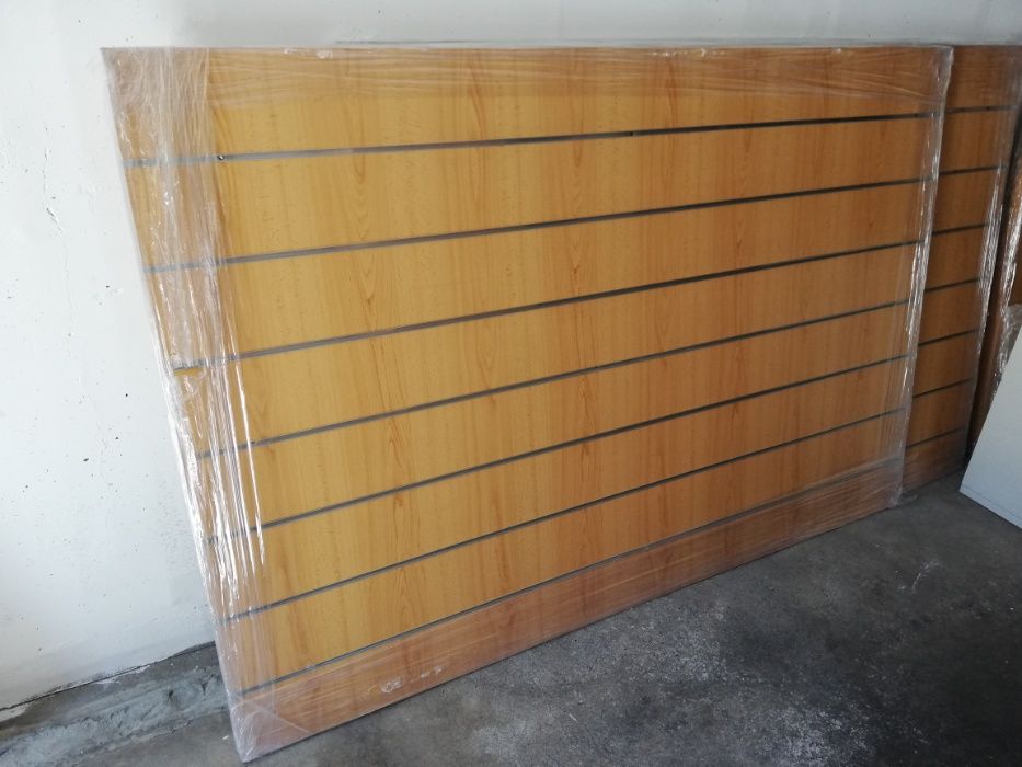 Painel MDF para parede e prateleiras em castanho.