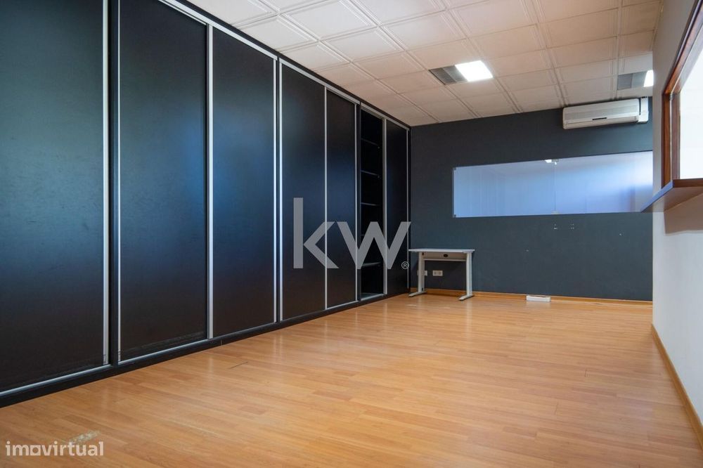 Armazém para Venda junto ao nó da A1 de Condeixa com 2 pisos