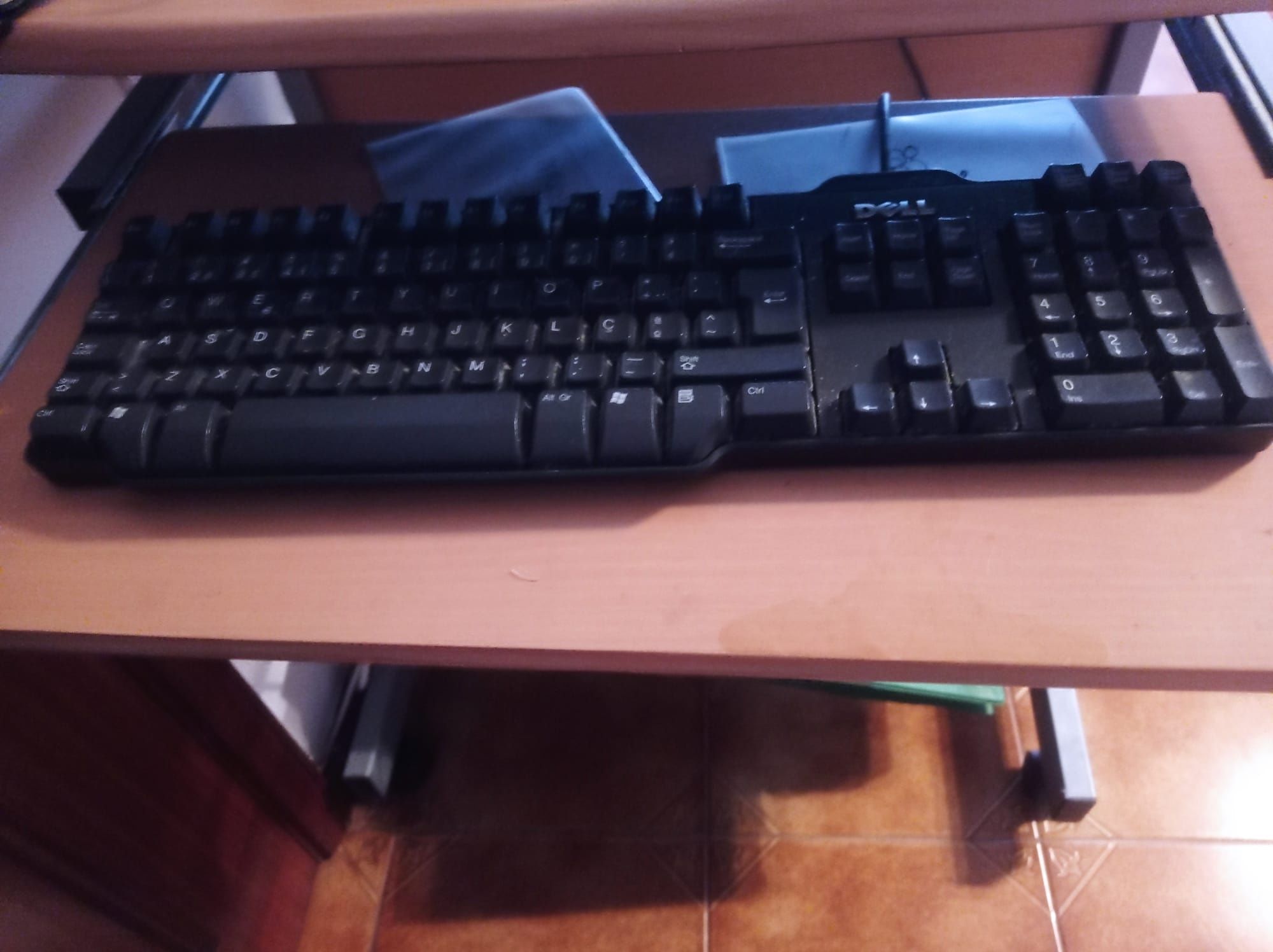 PC com monitor, teclado, rato