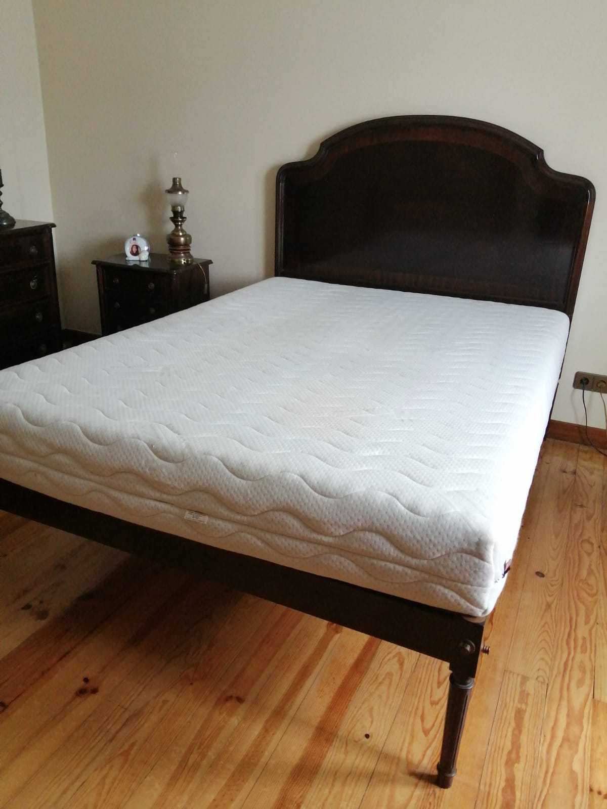 Cama de casal com colchão ortopédico