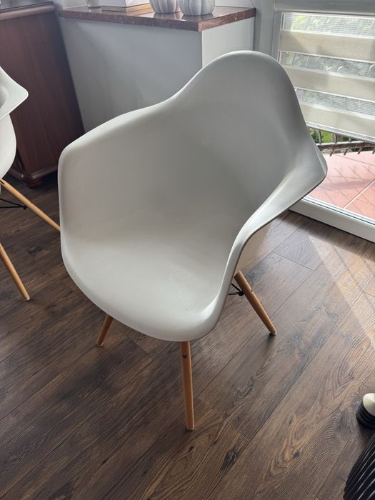 Krzesła plastikowe białe