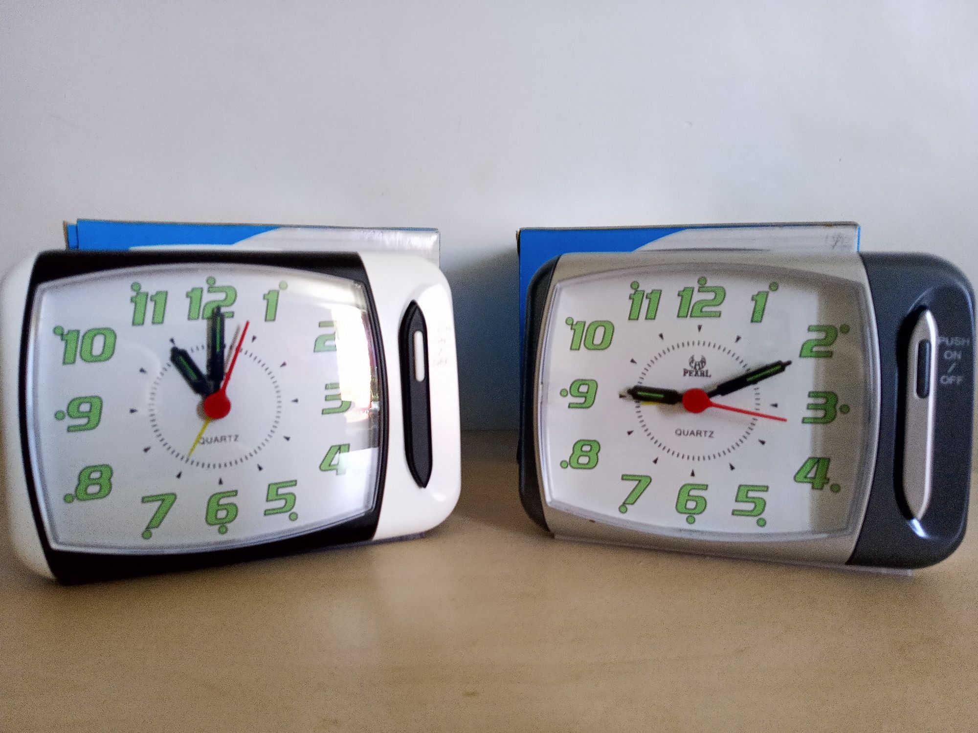 Настольные Часы - будильник с наростающим сигналом и подсветкой.