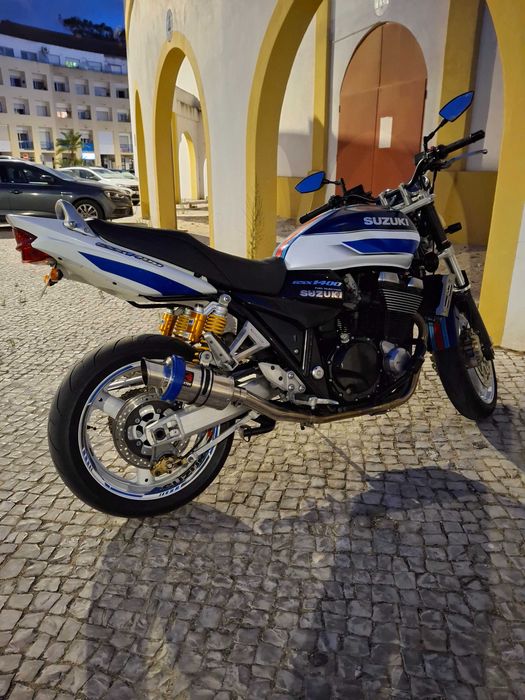 Suzuki gsx 1400 muito estimada.