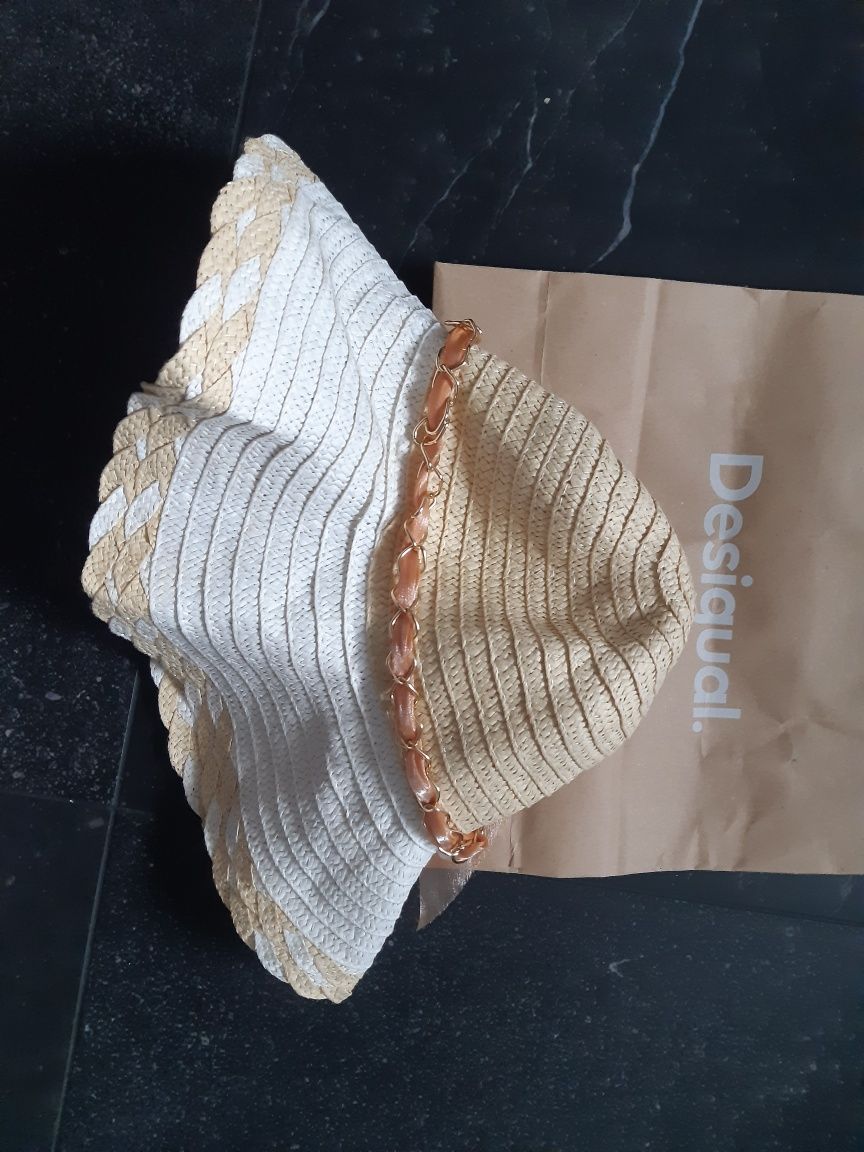 Damski kapekusz z rafii Desigual uniwersalny one size