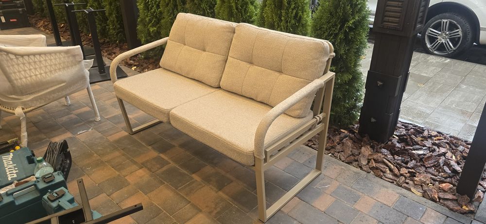 меблі, дивани. Диван з м'якою подушкою.