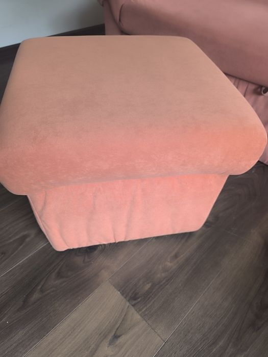 Sprzedam narożnik z pufą . Funkcja do spania  wygodna .