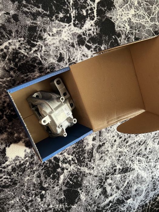 Подушка двигуна передн Прав/ліва LEMFORDER