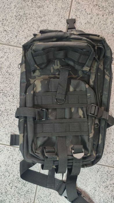 Mochila camuflada pequena