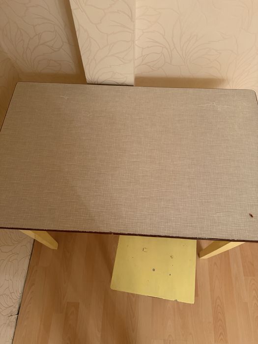 Віддам безкоштовно стіл та стілець