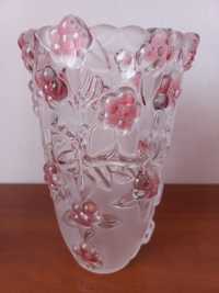 Скляна ваза для квітів.