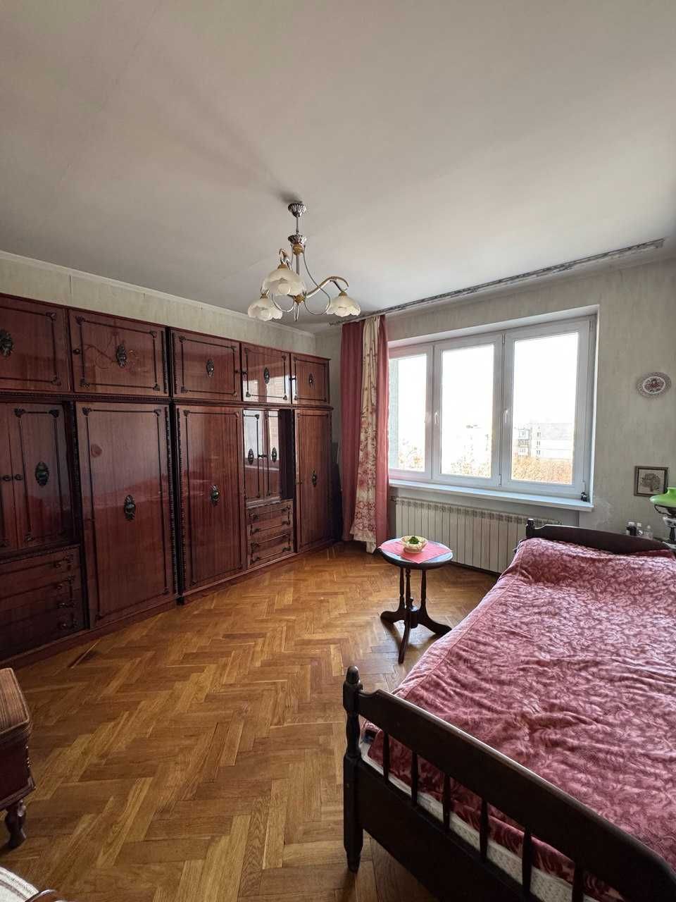 Печерський р-н, вул. Суворова 11; 4 кімн. площа 100,7 м2. Без комісії.