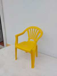 Cadeira de criança de cor amarela de jardim