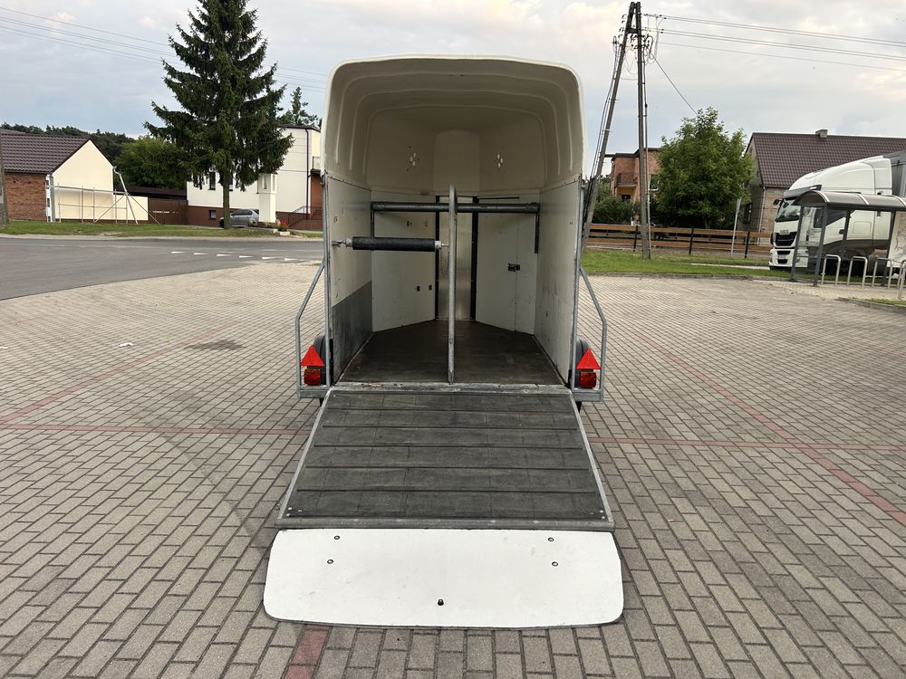 Przyczepa do przewozu zwierzat sprowadzona