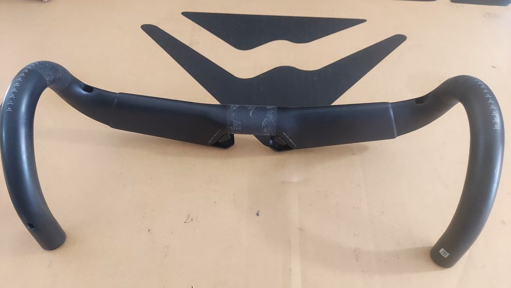 Guiadores e avanço  Sworks e Roval  ergonômico 420mm