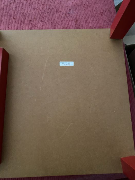 Mesa de apoio lack vermelha usada - para dar