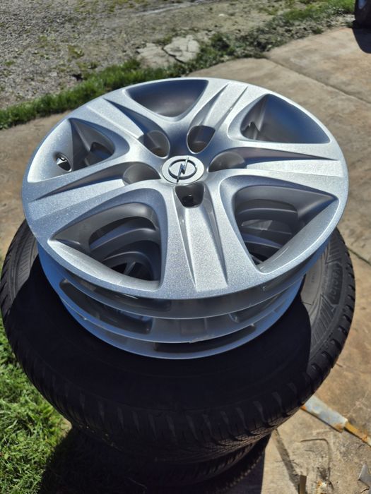 Komplet kół wielosezonowych Goodyear 205/55/16 5x110