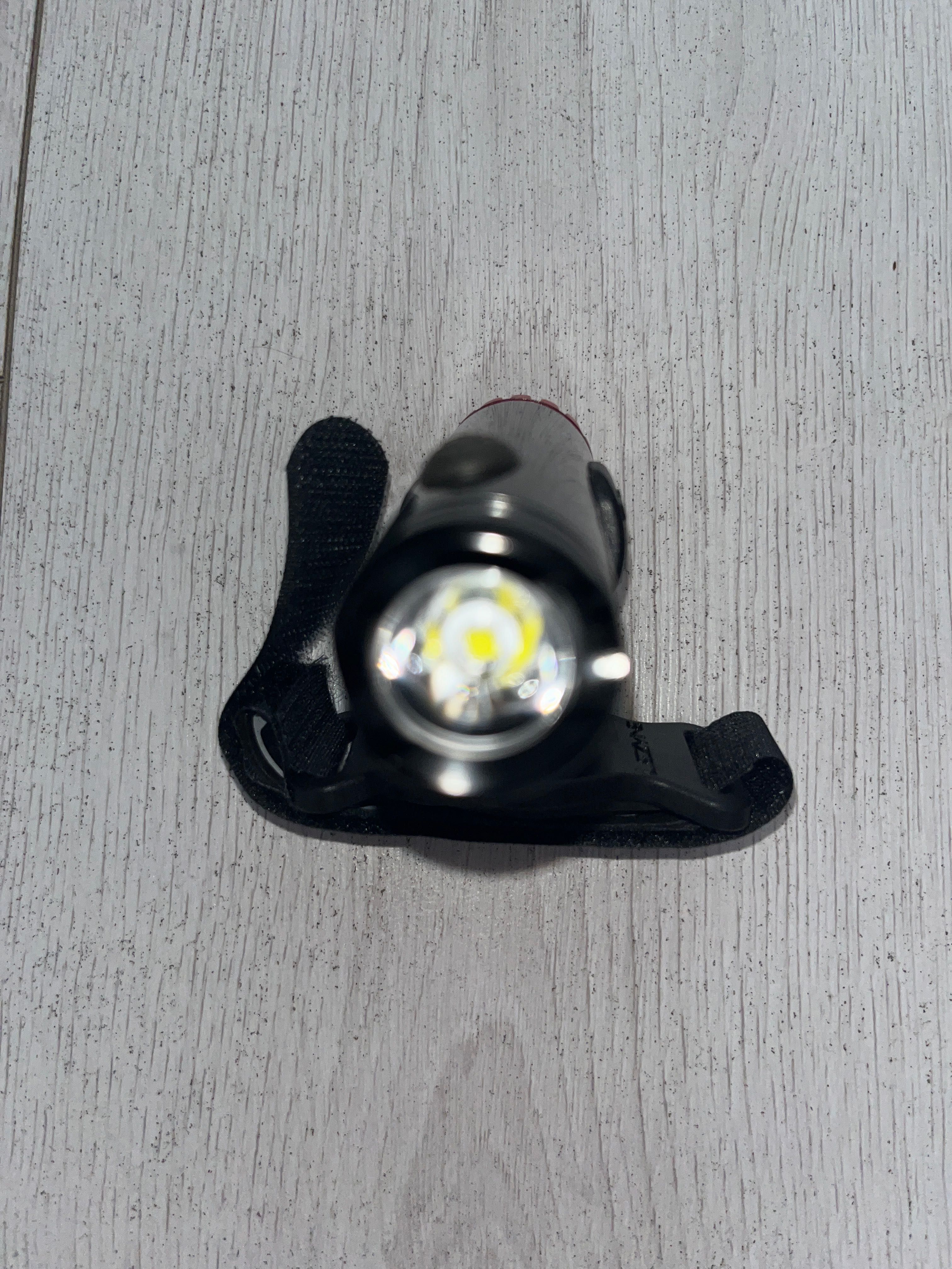 lampka rowerowa lezyne na kask makro duo 700