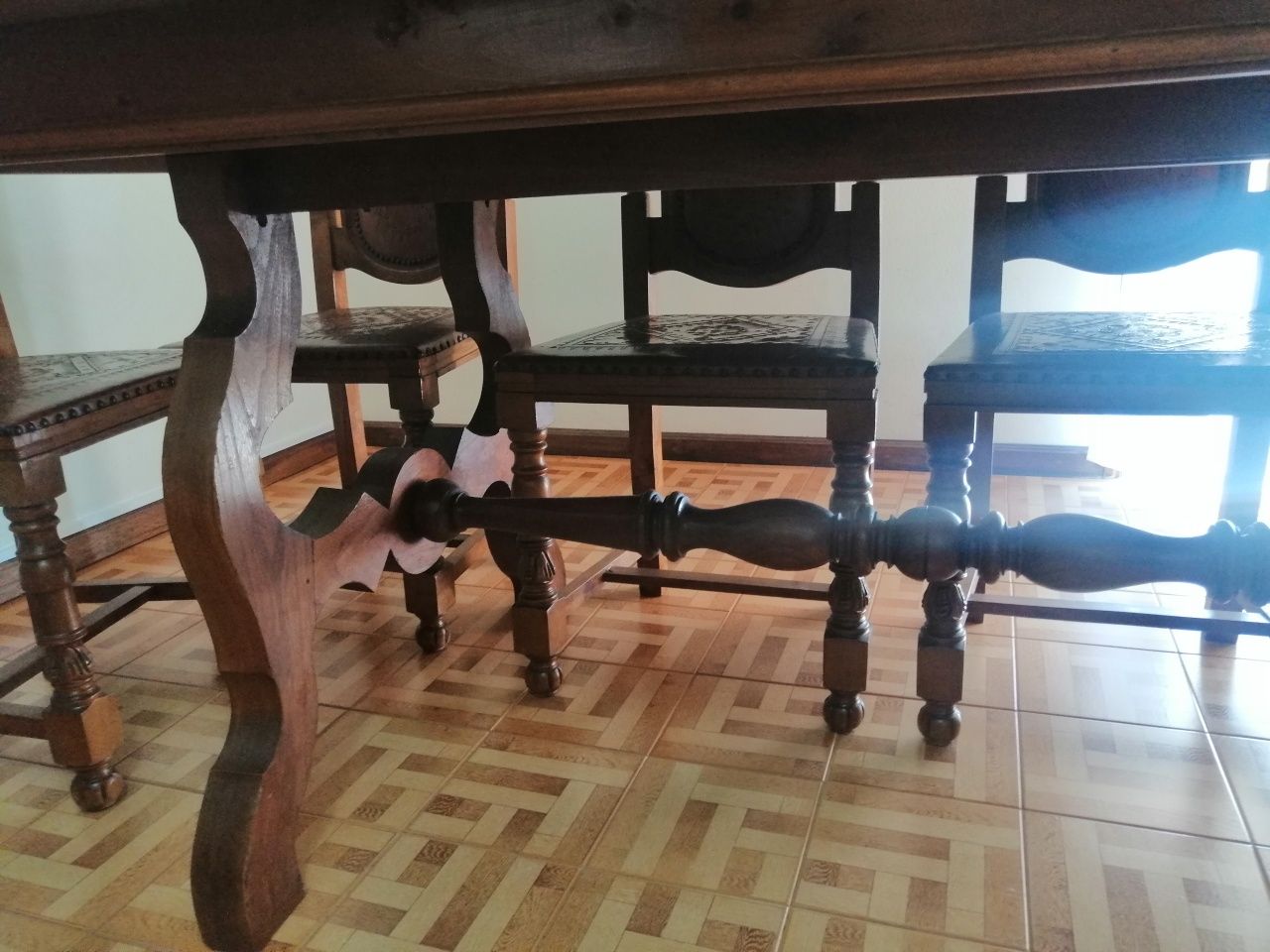 Mesa de madeira maciça + cadeiras