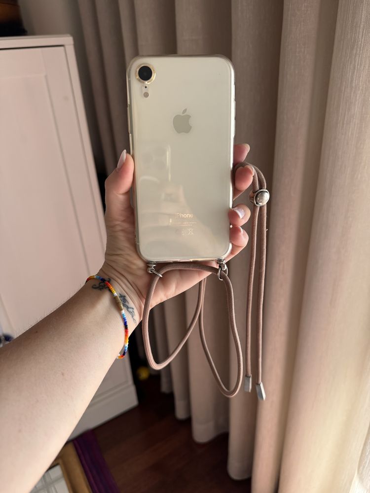 Capa silicone iPhone XR e equivalentes com cordão