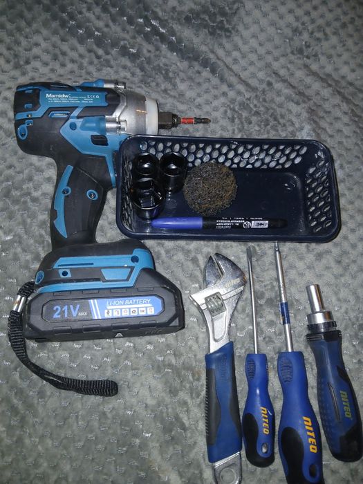 Zestaw zakrętarka bateria ładowarka klucze ręczne Niteo