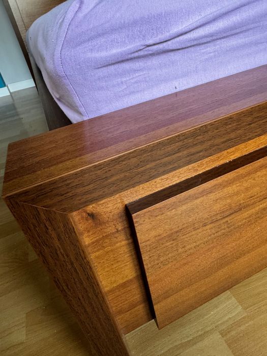 Łóżko z materacem