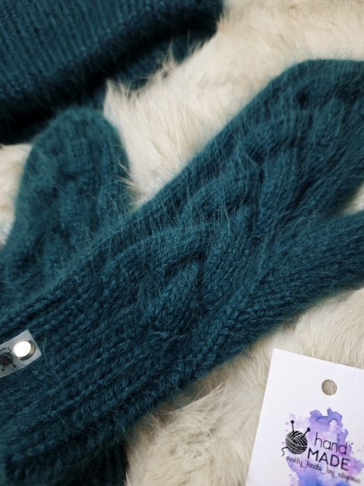 Комплект из Ангоры шапка и варежки