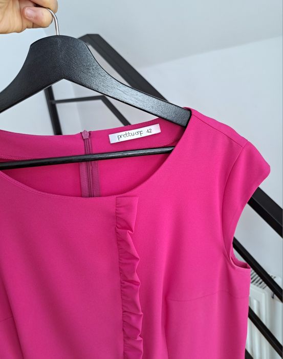 Bluzka z ozdobną falbanką Pretty One 42 XL fuksja