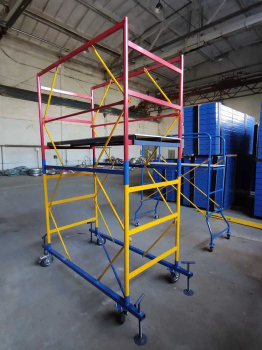 Риштовка. Леса строительные. Будівельне риштування. Вишки тури. Ліса.