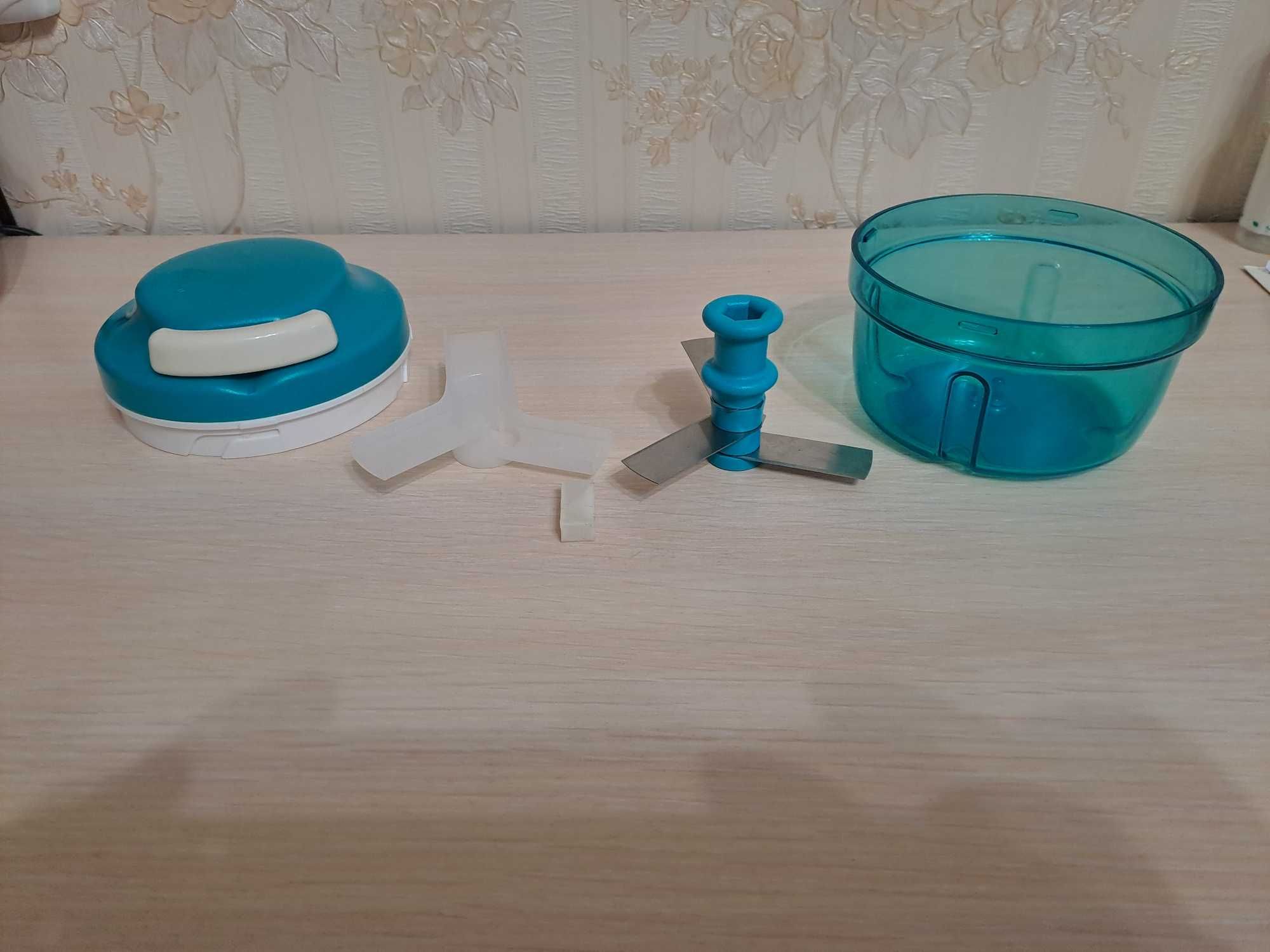 Подрібнювач "Tupperware", виготовлений з екологічно чистого полімеру.